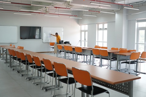 Sinh viên nghỉ tránh dịch, một mình giảng viên cân cả giảng đường mênh mông - Ảnh 1. Sinh viên nghỉ tránh dịch, một mình giảng viên cân cả giảng đường mênh mông - Ảnh 1.