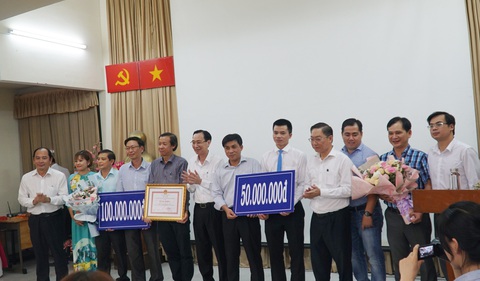 Khen thưởng bệnh viện Chợ Rẫy và Bệnh nhiệt đới điều trị thành công bệnh nhân nhiễm COVID-19 - Ảnh 2. Khen thưởng bệnh viện Chợ Rẫy và Bệnh nhiệt đới điều trị thành công bệnh nhân nhiễm COVID-19 - Ảnh 2.