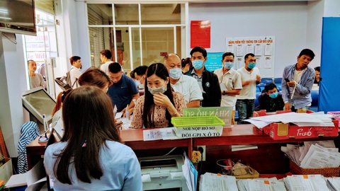 Mang điện thoại khi thi lái xe bị phạt 3-5 triệu đồng - Ảnh 1. Mang điện thoại khi thi lái xe bị phạt 3-5 triệu đồng - Ảnh 1.