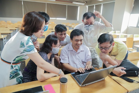 Sinh viên nghỉ tránh dịch, một mình giảng viên cân cả giảng đường mênh mông - Ảnh 5. Sinh viên nghỉ tránh dịch, một mình giảng viên cân cả giảng đường mênh mông - Ảnh 5.