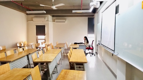 Sinh viên nghỉ tránh dịch, một mình giảng viên cân cả giảng đường mênh mông - Ảnh 6. Sinh viên nghỉ tránh dịch, một mình giảng viên cân cả giảng đường mênh mông - Ảnh 6.
