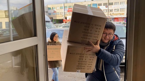 Thanh niên Việt tại Czech tặng khẩu trang, găng tay cho bà con Vĩnh Phúc - Ảnh 1. Thanh niên Việt tại Czech tặng khẩu trang, găng tay cho bà con Vĩnh Phúc - Ảnh 1.