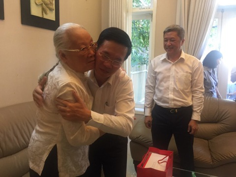 Ông Võ Văn Thưởng thăm thầy thuốc nhân dân Đoàn Thúy Ba - Ảnh 1. Ông Võ Văn Thưởng thăm thầy thuốc nhân dân Đoàn Thúy Ba - Ảnh 1.