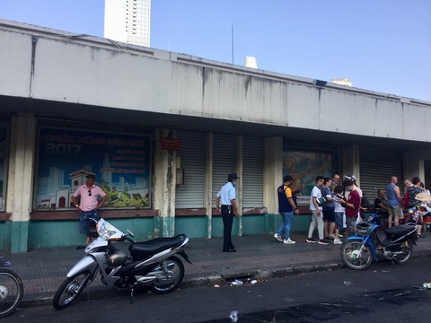 Tháo gỡ băngrôn gài bẫy tài xế ở chợ Bến Thành - Ảnh 1. Tháo gỡ băngrôn gài bẫy tài xế ở chợ Bến Thành - Ảnh 1.