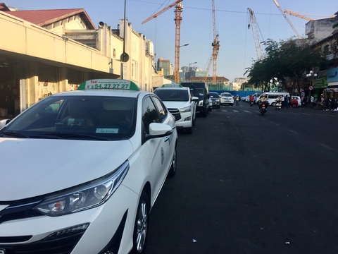 Tháo gỡ băngrôn gài bẫy tài xế ở chợ Bến Thành - Ảnh 2. Tháo gỡ băngrôn gài bẫy tài xế ở chợ Bến Thành - Ảnh 2.
