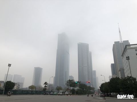 Hà Nội chìm trong ô nhiễm không khí, ban ngày nhưng xe phải bật đèn - Ảnh 2. Hà Nội chìm trong ô nhiễm không khí, ban ngày nhưng xe phải bật đèn - Ảnh 2.