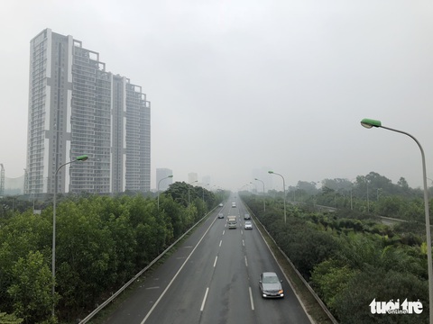 Hà Nội chìm trong ô nhiễm không khí, ban ngày nhưng xe phải bật đèn - Ảnh 4. Hà Nội chìm trong ô nhiễm không khí, ban ngày nhưng xe phải bật đèn - Ảnh 4.