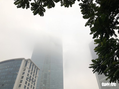 Hà Nội chìm trong ô nhiễm không khí, ban ngày nhưng xe phải bật đèn - Ảnh 5. Hà Nội chìm trong ô nhiễm không khí, ban ngày nhưng xe phải bật đèn - Ảnh 5.