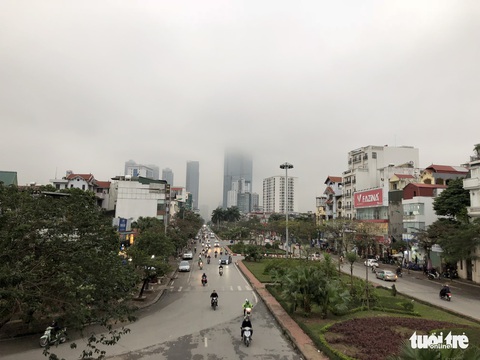 Hà Nội chìm trong ô nhiễm không khí, ban ngày nhưng xe phải bật đèn - Ảnh 7. Hà Nội chìm trong ô nhiễm không khí, ban ngày nhưng xe phải bật đèn - Ảnh 7.