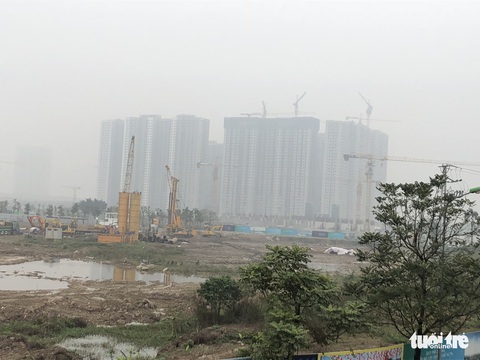 Hà Nội chìm trong ô nhiễm không khí, ban ngày nhưng xe phải bật đèn - Ảnh 6. Hà Nội chìm trong ô nhiễm không khí, ban ngày nhưng xe phải bật đèn - Ảnh 6.