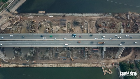 Cận cảnh ngăn đôi hồ Linh Đàm để xây cầu ở Hà Nội - Ảnh 2. Cận cảnh ngăn đôi hồ Linh Đàm để xây cầu ở Hà Nội - Ảnh 2.