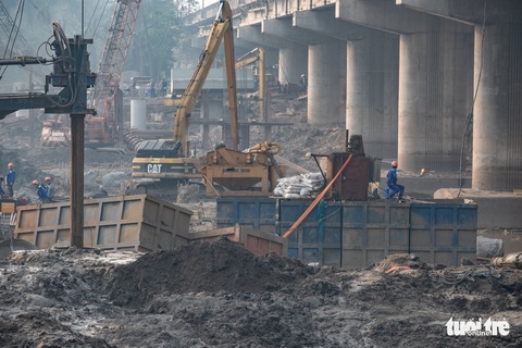 Cận cảnh ngăn đôi hồ Linh Đàm để xây cầu ở Hà Nội - Ảnh 4. Cận cảnh ngăn đôi hồ Linh Đàm để xây cầu ở Hà Nội - Ảnh 4.