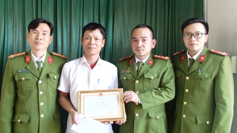 Người mẹ ôm con lao xuống sông, anh Hòa lao xuống cứu được cả hai - Ảnh 1. Người mẹ ôm con lao xuống sông, anh Hòa lao xuống cứu được cả hai - Ảnh 1.
