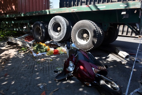 Xe container cuốn nhiều xe máy, lao vô cổng dinh Bà Ngũ Hành - Ảnh 1. Xe container cuốn nhiều xe máy, lao vô cổng dinh Bà Ngũ Hành - Ảnh 1.