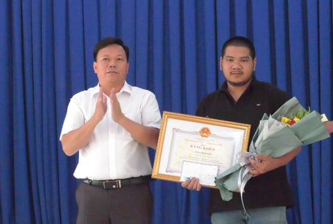 Bình Phước tặng bằng khen người trả 280 triệu cho người bỏ quên - Ảnh 1. Bình Phước tặng bằng khen người trả 280 triệu cho người bỏ quên - Ảnh 1.