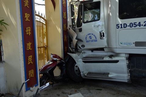 Xe container cuốn nhiều xe máy, lao vô cổng dinh Bà Ngũ Hành - Ảnh 3. Xe container cuốn nhiều xe máy, lao vô cổng dinh Bà Ngũ Hành - Ảnh 3.