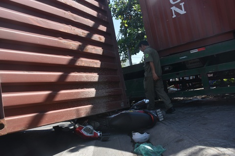 Xe container cuốn nhiều xe máy, lao vô cổng dinh Bà Ngũ Hành - Ảnh 4. Xe container cuốn nhiều xe máy, lao vô cổng dinh Bà Ngũ Hành - Ảnh 4.