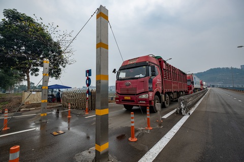 Đội lái xe vượt dịch tại cửa khẩu - Ảnh 3. Đội lái xe vượt dịch tại cửa khẩu - Ảnh 3.