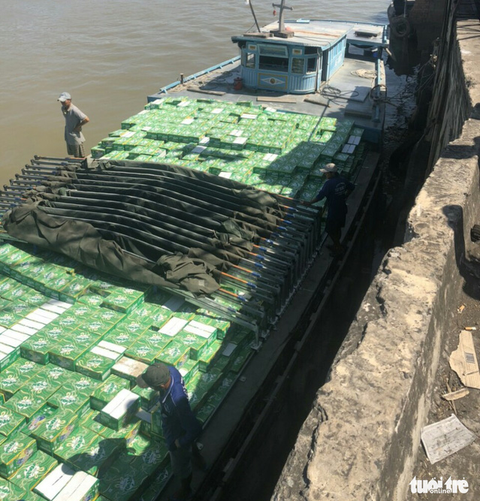 Khởi tố vụ buôn lậu nước giải khát trị giá hơn 8,6 tỉ đồng - Ảnh 1. Khởi tố vụ buôn lậu nước giải khát trị giá hơn 8,6 tỉ đồng - Ảnh 1.