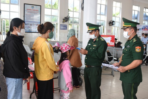 Bỏ qua nỗi lo COVID-19, du khách rạng rỡ đến Lý Sơn - Ảnh 4. Bỏ qua nỗi lo COVID-19, du khách rạng rỡ đến Lý Sơn - Ảnh 4.
