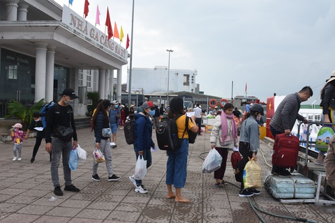 Bỏ qua nỗi lo COVID-19, du khách rạng rỡ đến Lý Sơn - Ảnh 3. Bỏ qua nỗi lo COVID-19, du khách rạng rỡ đến Lý Sơn - Ảnh 3.