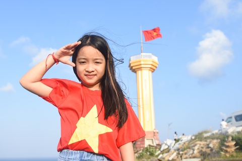 Bỏ qua nỗi lo COVID-19, du khách rạng rỡ đến Lý Sơn - Ảnh 1. Bỏ qua nỗi lo COVID-19, du khách rạng rỡ đến Lý Sơn - Ảnh 1.
