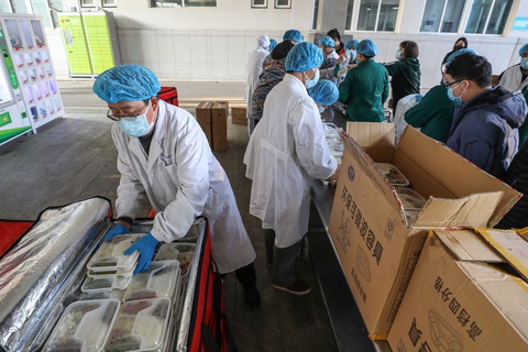 Nhật ký nhà văn Phương Phương 22-2: Đông y phát huy hiệu quả - Ảnh 2. Nhật ký nhà văn Phương Phương 22-2: Đông y phát huy hiệu quả - Ảnh 2.