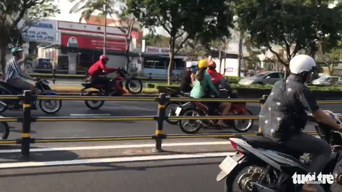 ‘Quái xế’ kéo nhau đi bão ban ngày giữa TP.HCM - Ảnh 3. ‘Quái xế’ kéo nhau đi bão ban ngày giữa TP.HCM - Ảnh 3.