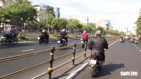 ‘Quái xế’ kéo nhau đi bão ban ngày giữa TP.HCM - Ảnh 4. ‘Quái xế’ kéo nhau đi bão ban ngày giữa TP.HCM - Ảnh 4.
