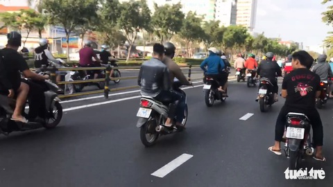 ‘Quái xế’ kéo nhau đi bão ban ngày giữa TP.HCM - Ảnh 5. ‘Quái xế’ kéo nhau đi bão ban ngày giữa TP.HCM - Ảnh 5.