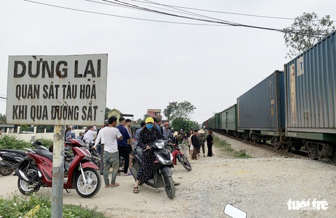 Tàu hỏa húc văng xe tải xuống ao, tài xế tử vong - Ảnh 4. Tàu hỏa húc văng xe tải xuống ao, tài xế tử vong - Ảnh 4.