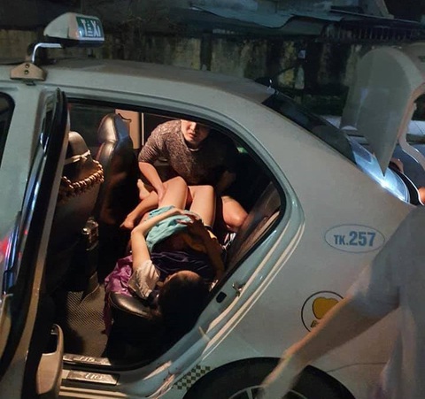 Tài xế taxi cùng người nhà đỡ đẻ cho sản phụ chuyển dạ trên đường đến viện - Ảnh 1. Tài xế taxi cùng người nhà đỡ đẻ cho sản phụ chuyển dạ trên đường đến viện - Ảnh 1.