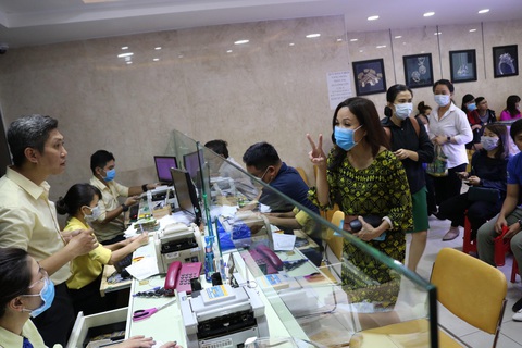 Giá vàng tăng phi mã, lên 49 triệu đồng/lượng - Ảnh 3. Giá vàng tăng phi mã, lên 49 triệu đồng/lượng - Ảnh 3.