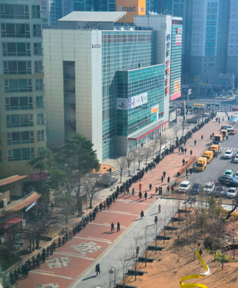 Người Hàn Quốc xếp hàng cả trăm mét đợi mua khẩu trang ở Daegu - Ảnh 4. Người Hàn Quốc xếp hàng cả trăm mét đợi mua khẩu trang ở Daegu - Ảnh 4.