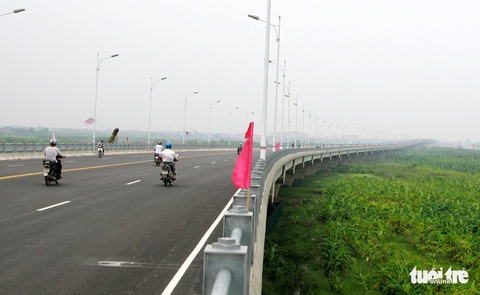 Hà Nội hạn chế qua cầu Vĩnh Tuy để sửa khe co giãn - Ảnh 1. Hà Nội hạn chế qua cầu Vĩnh Tuy để sửa khe co giãn - Ảnh 1.