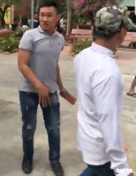 Truy lùng nhóm cướp táo tợn đánh du khách tại chùa Lầu - Ảnh 3. Truy lùng nhóm cướp táo tợn đánh du khách tại chùa Lầu - Ảnh 3.