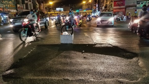 Đường ra bến xe miền Đông bỗng nhiên có hố lún cả tấc, dân lo lắng - Ảnh 1. Đường ra bến xe miền Đông bỗng nhiên có hố lún cả tấc, dân lo lắng - Ảnh 1.