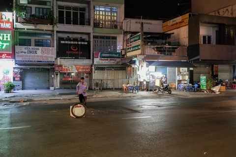 Đường ra bến xe miền Đông bỗng nhiên có hố lún cả tấc, dân lo lắng - Ảnh 2. Đường ra bến xe miền Đông bỗng nhiên có hố lún cả tấc, dân lo lắng - Ảnh 2.