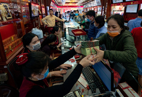 Tiệm vàng ở Hà Nội quá tải vì người dân đổ xô đi bán vàng - Ảnh 1. Tiệm vàng ở Hà Nội quá tải vì người dân đổ xô đi bán vàng - Ảnh 1.