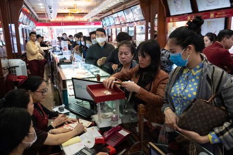 Tiệm vàng ở Hà Nội quá tải vì người dân đổ xô đi bán vàng - Ảnh 2. Tiệm vàng ở Hà Nội quá tải vì người dân đổ xô đi bán vàng - Ảnh 2.