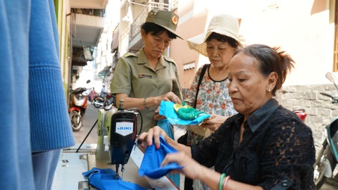 Chị em đất Sài Gòn xưa rào rào may khẩu trang vải phát miễn phí - Ảnh 4. Chị em đất Sài Gòn xưa rào rào may khẩu trang vải phát miễn phí - Ảnh 4.