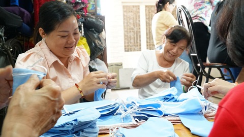 Chị em đất Sài Gòn xưa rào rào may khẩu trang vải phát miễn phí - Ảnh 2. Chị em đất Sài Gòn xưa rào rào may khẩu trang vải phát miễn phí - Ảnh 2.