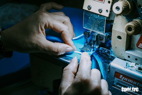 Mỗi ngày làm 3.000 khẩu trang để phát miễn phí cho học sinh sắp đi học - Ảnh 3. Mỗi ngày làm 3.000 khẩu trang để phát miễn phí cho học sinh sắp đi học - Ảnh 3.