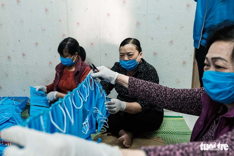 Mỗi ngày làm 3.000 khẩu trang để phát miễn phí cho học sinh sắp đi học - Ảnh 7. Mỗi ngày làm 3.000 khẩu trang để phát miễn phí cho học sinh sắp đi học - Ảnh 7.
