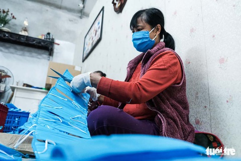 Mỗi ngày làm 3.000 khẩu trang để phát miễn phí cho học sinh sắp đi học - Ảnh 8. Mỗi ngày làm 3.000 khẩu trang để phát miễn phí cho học sinh sắp đi học - Ảnh 8.