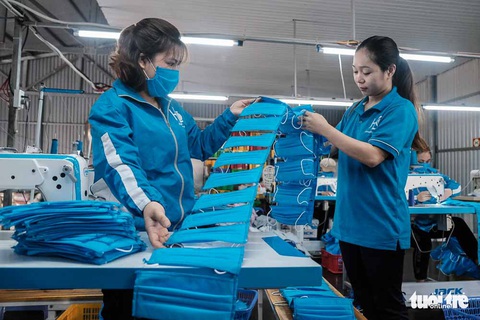 Mỗi ngày làm 3.000 khẩu trang để phát miễn phí cho học sinh sắp đi học - Ảnh 1. Mỗi ngày làm 3.000 khẩu trang để phát miễn phí cho học sinh sắp đi học - Ảnh 1.