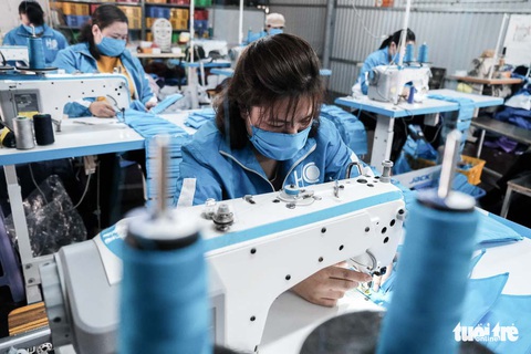 Mỗi ngày làm 3.000 khẩu trang để phát miễn phí cho học sinh sắp đi học - Ảnh 6. Mỗi ngày làm 3.000 khẩu trang để phát miễn phí cho học sinh sắp đi học - Ảnh 6.