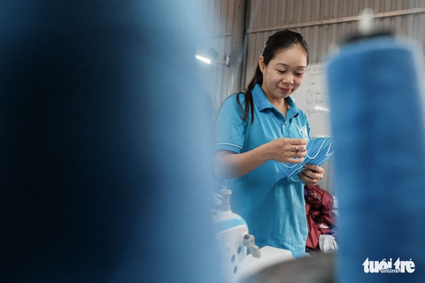 Mỗi ngày làm 3.000 khẩu trang để phát miễn phí cho học sinh sắp đi học - Ảnh 11. Mỗi ngày làm 3.000 khẩu trang để phát miễn phí cho học sinh sắp đi học - Ảnh 11.