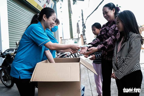 Mỗi ngày làm 3.000 khẩu trang để phát miễn phí cho học sinh sắp đi học - Ảnh 12. Mỗi ngày làm 3.000 khẩu trang để phát miễn phí cho học sinh sắp đi học - Ảnh 12.