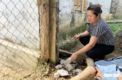 Mỏ đá nổ mìn, đá rơi ‘như mưa’ vào nhà dân - Ảnh 5. Mỏ đá nổ mìn, đá rơi ‘như mưa’ vào nhà dân - Ảnh 5.